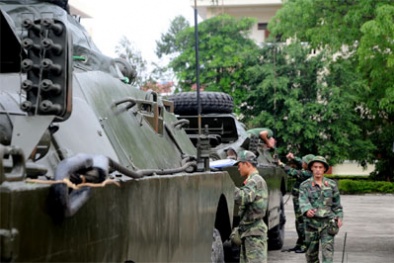 Quân đội tung xe thiết giáp, xe lội nước ứng phó bão số 14